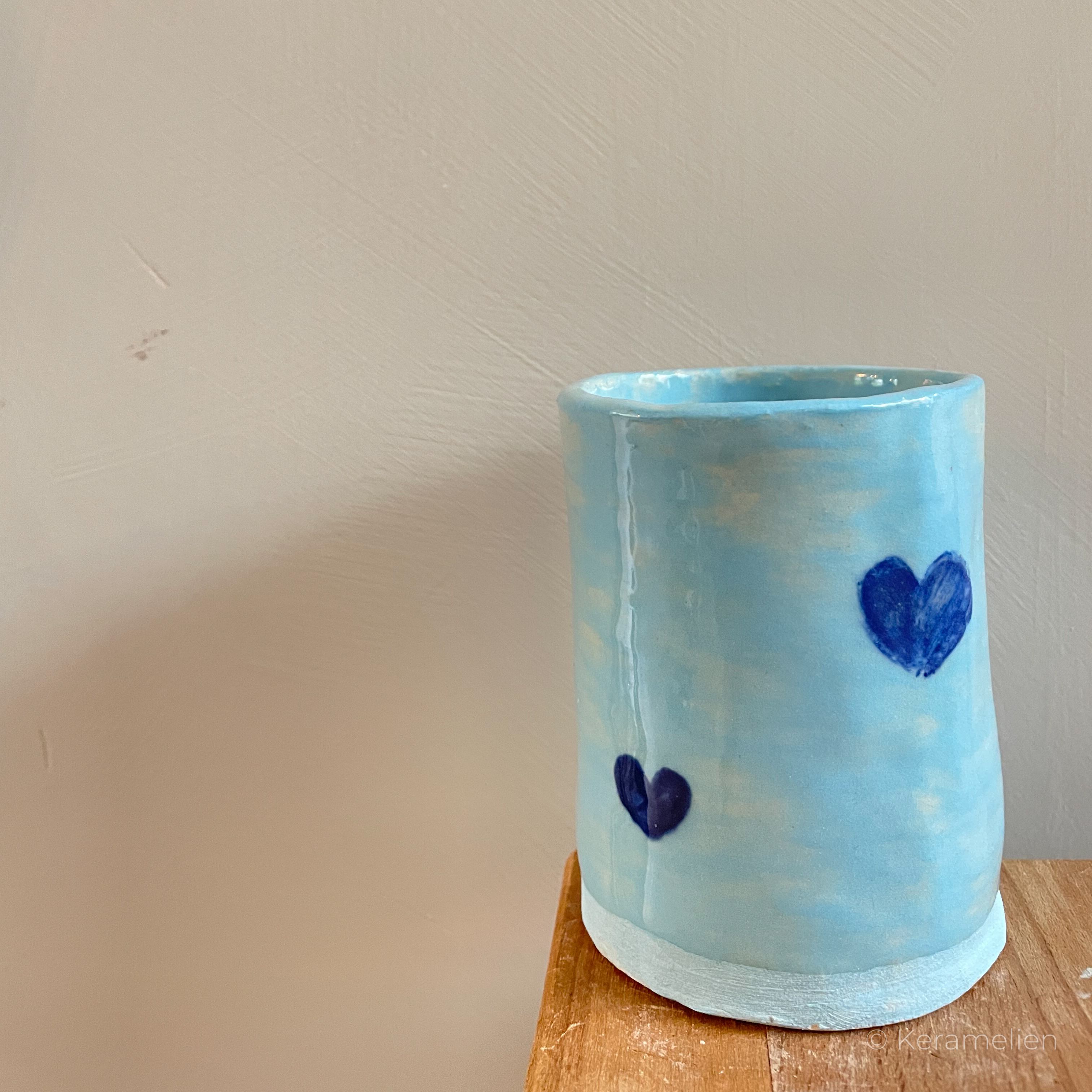 Cursus handvormen mok blauw met hartjes