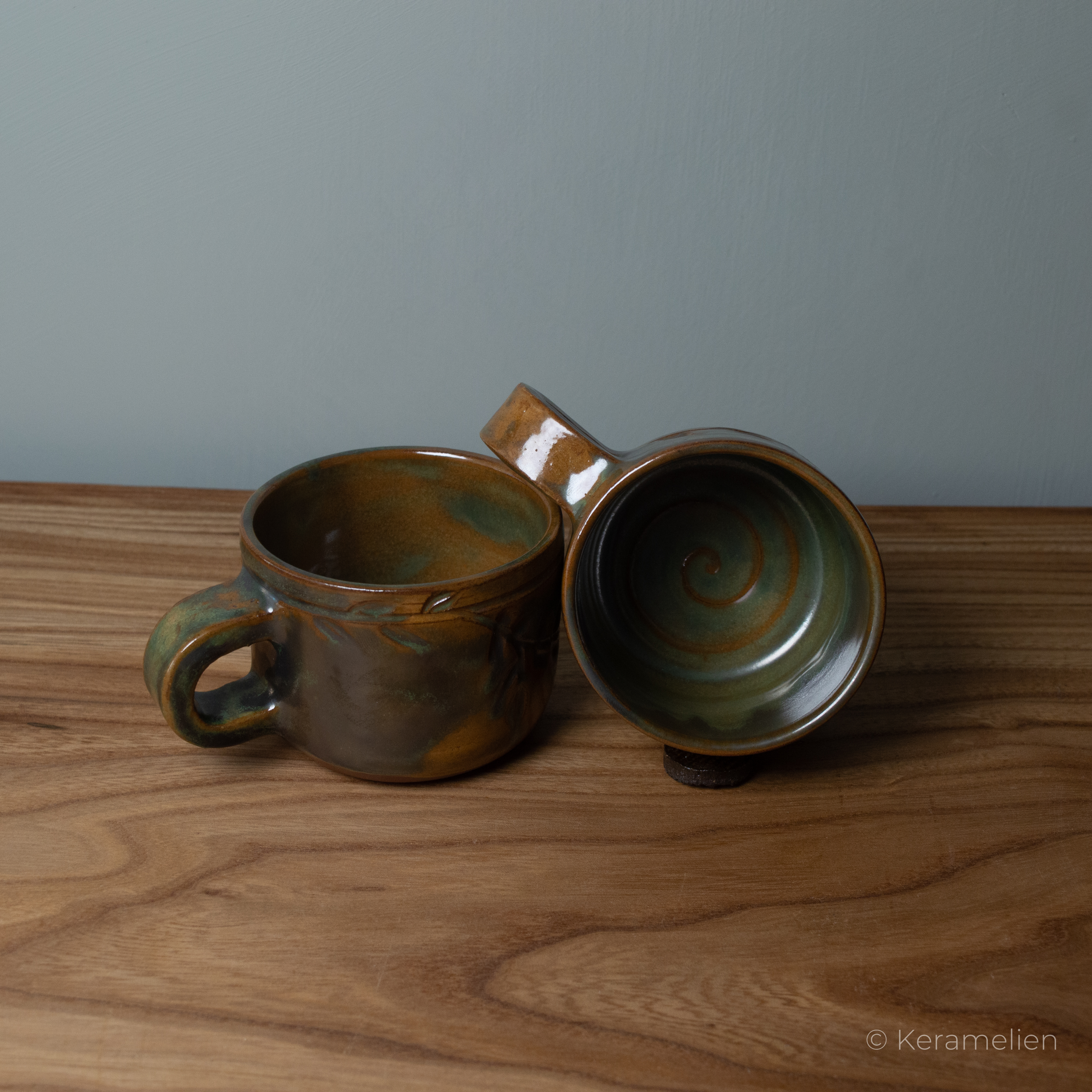 Groen geglazuurde mokjes met oor